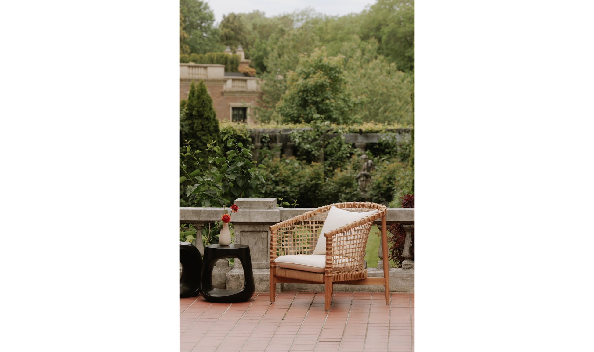 Kuna Outdoor Lounge Chair - Elegant Teak and Lounge Comfort