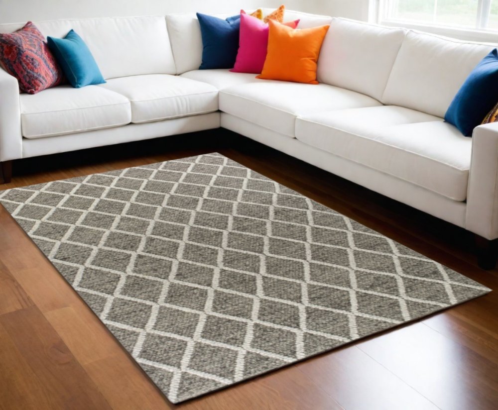 5' X 7' Gray And Ivory Wool Diamond Hand Woven Area Rug
