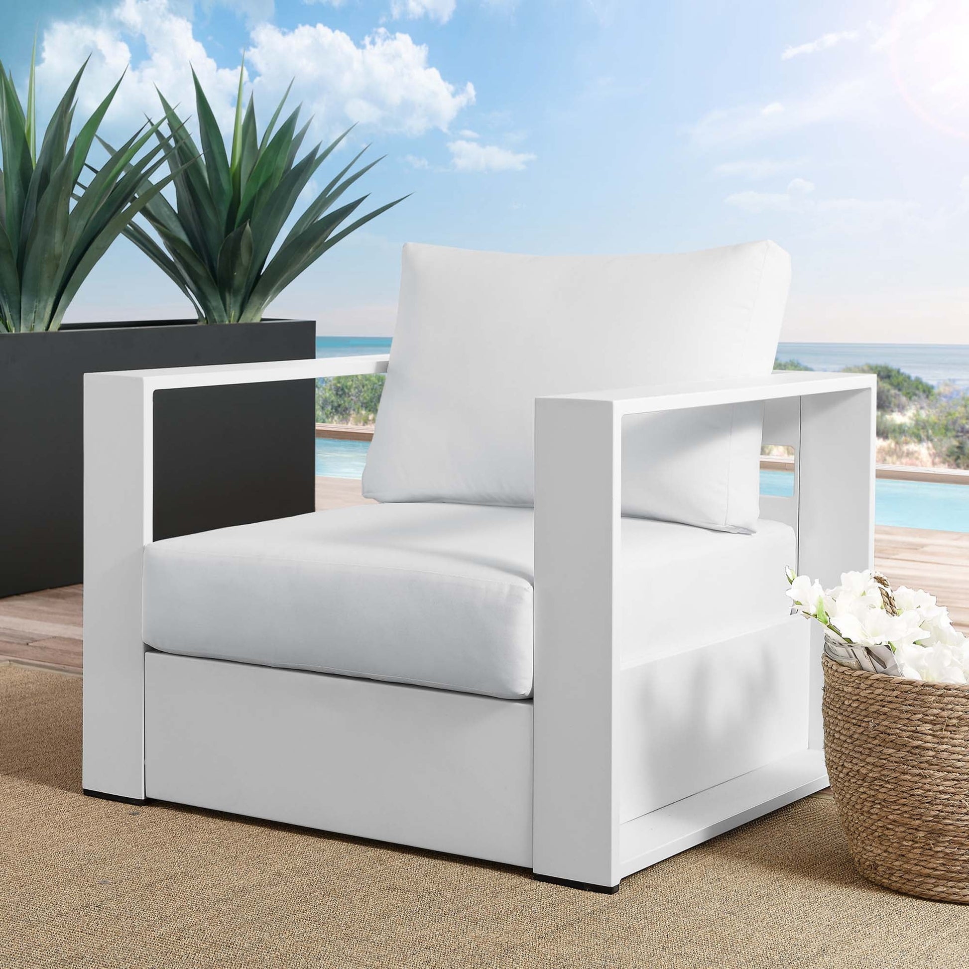 Spacious Tahoe Outdoor Patio Armchair - Weather-Resistant Design