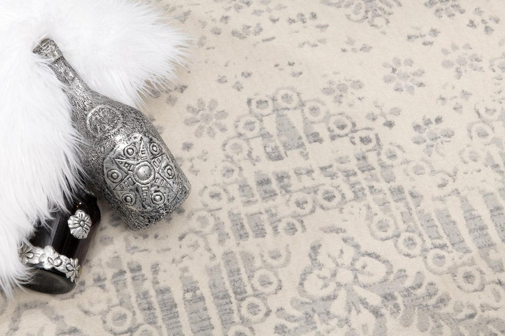 5' X 8' Ivory Distressed Ikat Pattern Area Rug