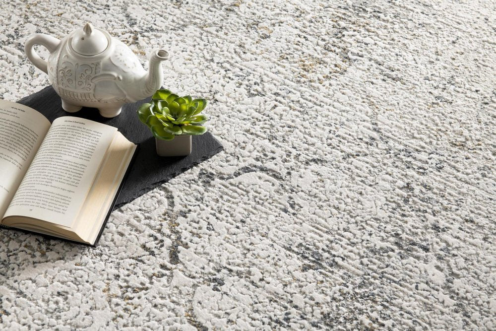 5' X 7' Gray and Ivory Abstract Area Rug