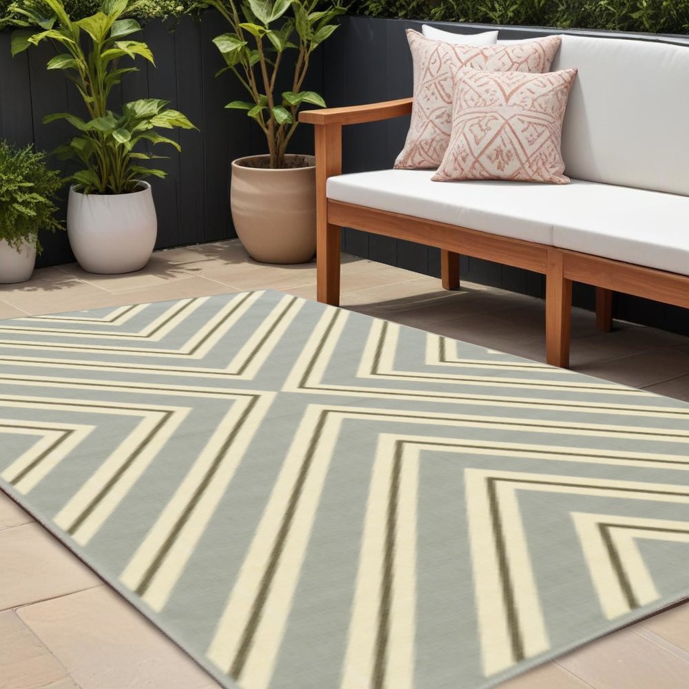 9' X 13' Gray and Ivory Geometric Stain Resistant Indoor Outdoor Area Rug